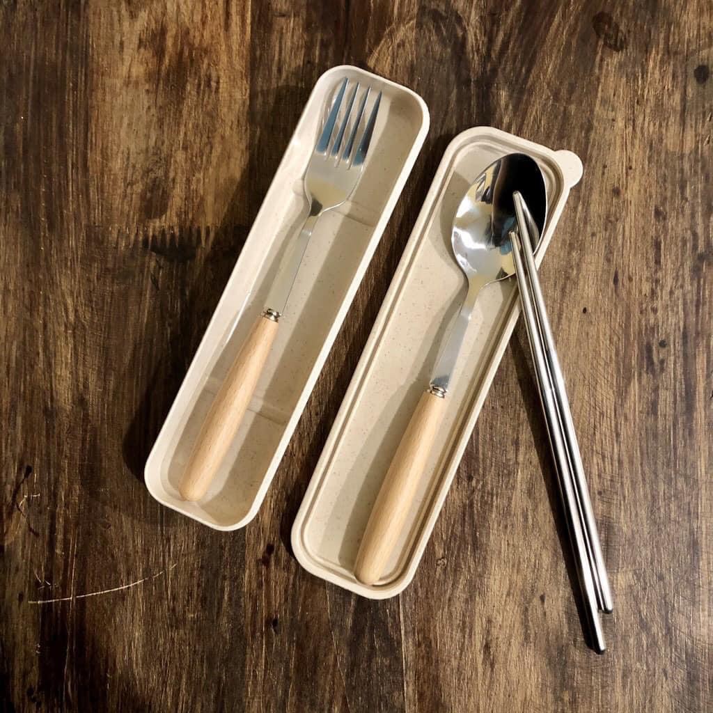 Bộ Thìa Đũa Dĩa Inox Không Gỉ Cán Gỗ Lúa Mạch Có Hộp Đựng Cao Cấp | BigBuy360 - bigbuy360.vn