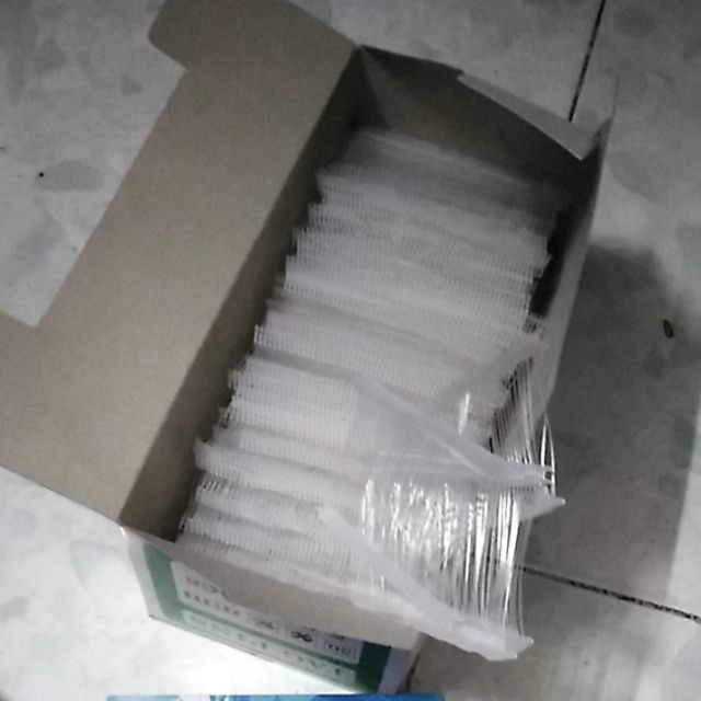 Ty nhựa bắn mạc quần áo