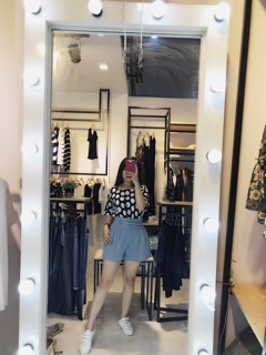 Áo chấm bi cổ vuông