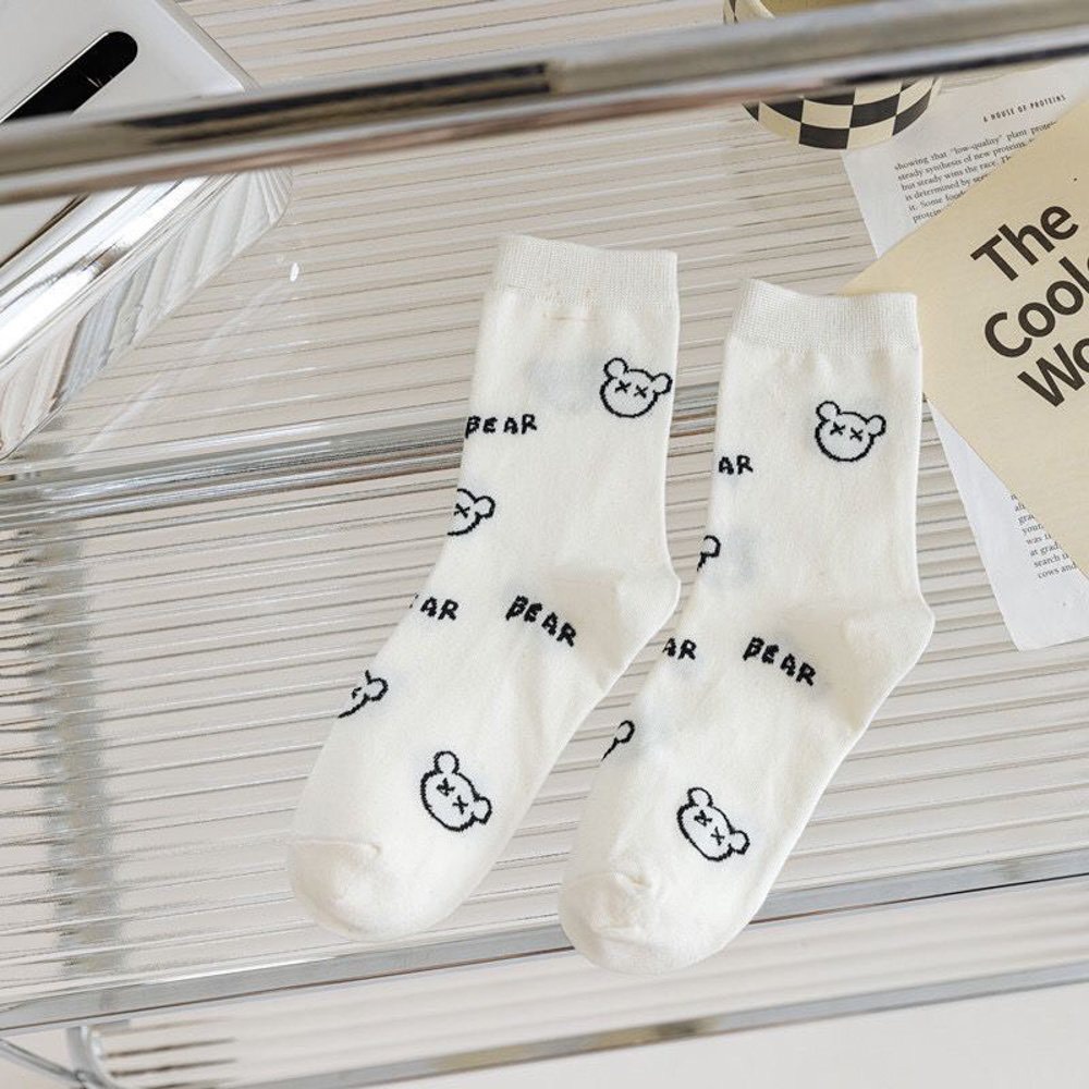 Tất nữ cổ cao họa tiết đáng yêu, tone màu trắng đen đơn giản, trẻ trung, chất liệu co dãn, thấm hút mồ hôi