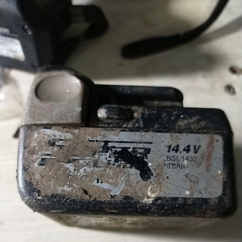 Pin Rin Hitachi 14.4 không có áp còn pin mạch bên trong, tính giá vỏ