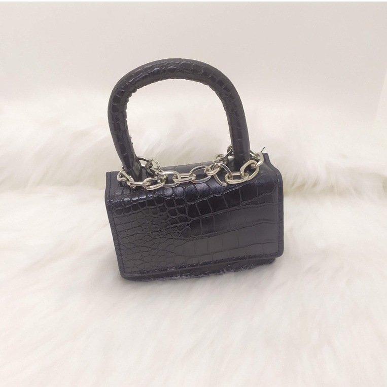 Túi mimi chất da bóng màu đen có dây xích mảnh đeo chéo