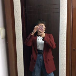 Blazer đỏ đô lót trắng