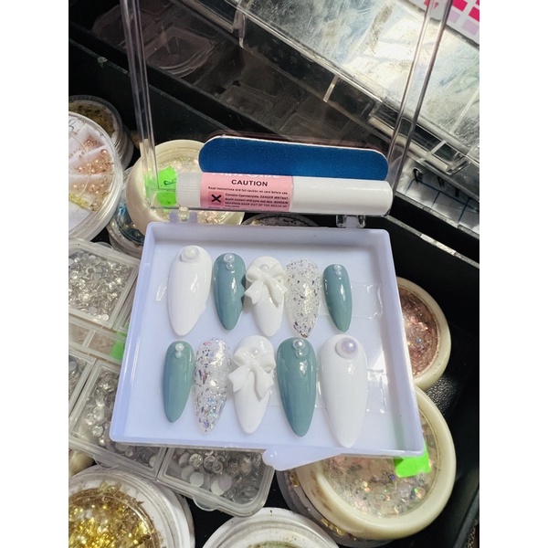 Nail box thiết kế gắn nơ trắng tặng kèm keo và dũa