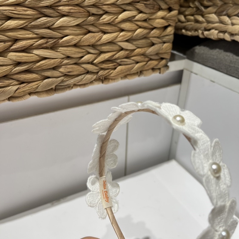 Bờm xước tóc, kẹp tóc hoa trắng đính hạt trai cho bé