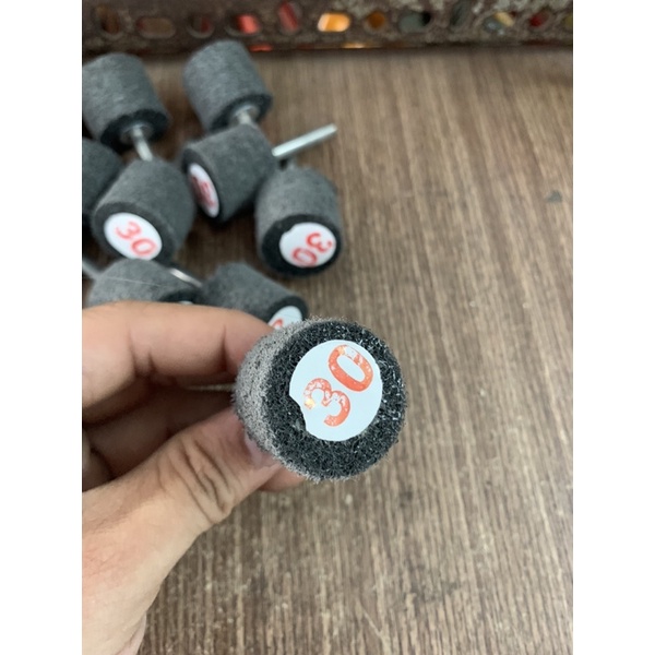 Trục nỉ xám gắn máy khoan