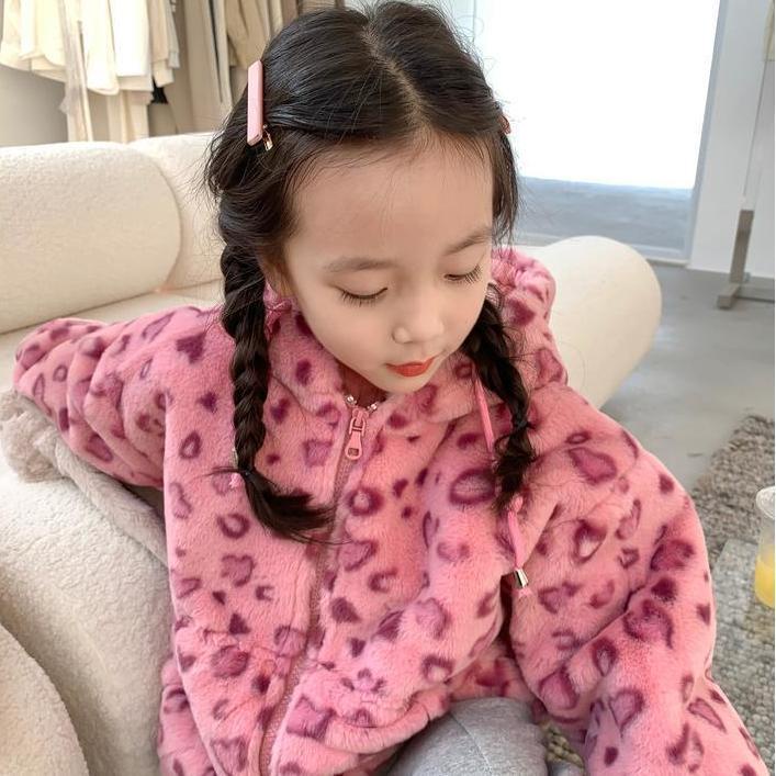 Áo Khoác Mùa Đông Chần Bông Có Mũ Trùm Đầu In Họa Tiết Báo Hồng Phong Cách Phương Tây Thời Trang Hàn Quốc 2021 Mới Cho Bé Gái