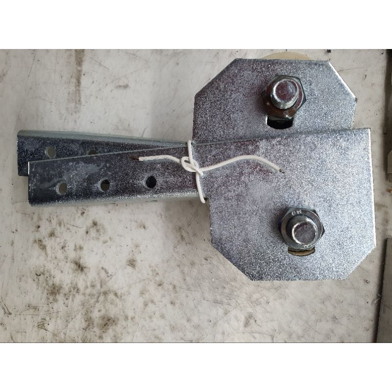 Một cặp con lăn đầu ray có bas sắt