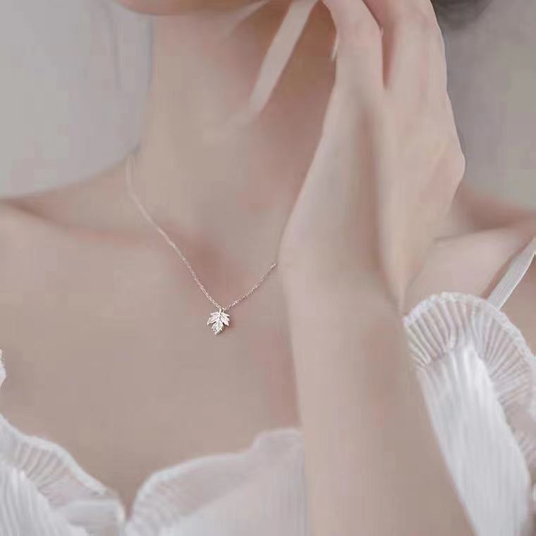 Dây chuyền mặt chiếc lá phong mùa thu rơi Trang Sức SG