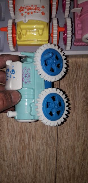 Chiếc xe chạy chớn nhào lộn bằng nhựa rất đẹp