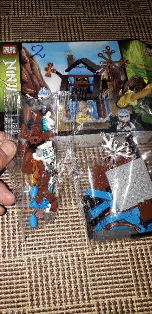 Lắp ráp 1 hộp LegoNinja Ngôi đền 61031 có nhiều chi tiết bằng nhựa ABS