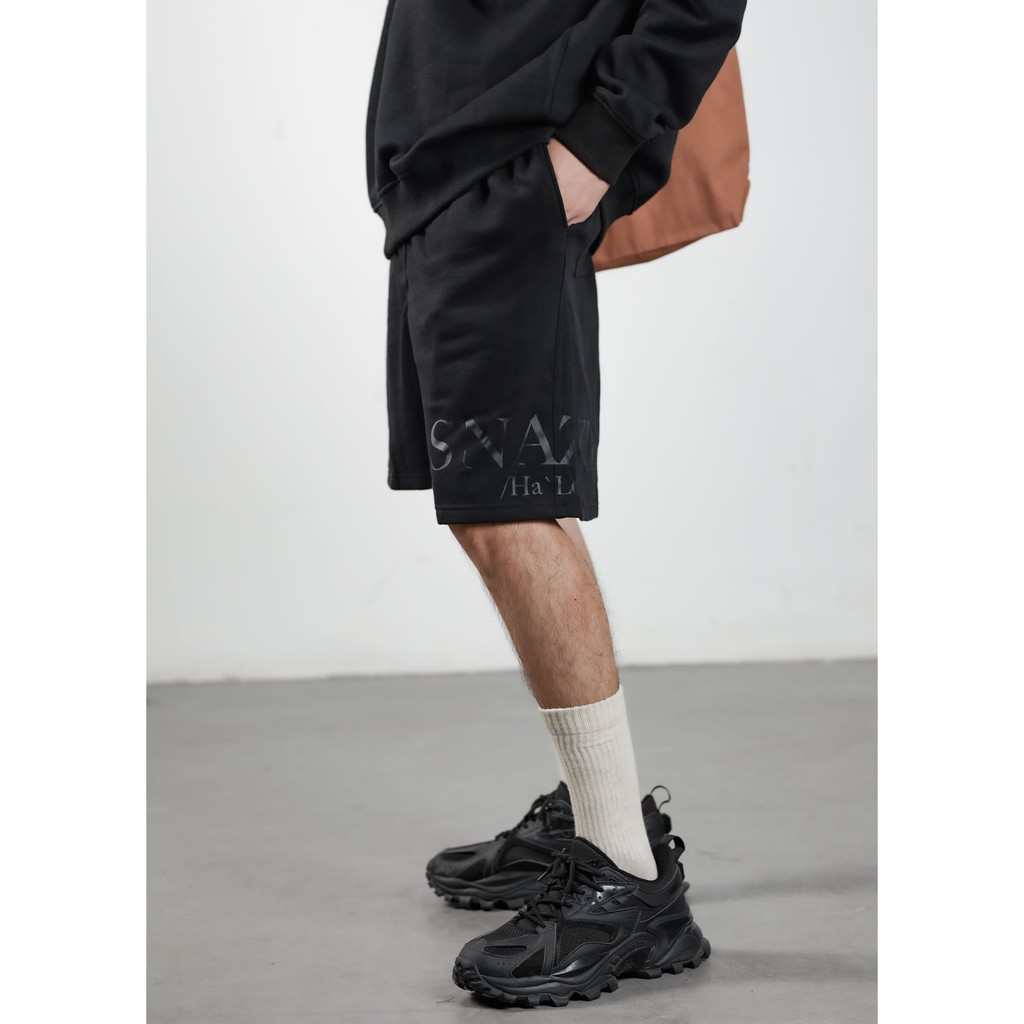 Quần short đen chữ snazzy form vừa