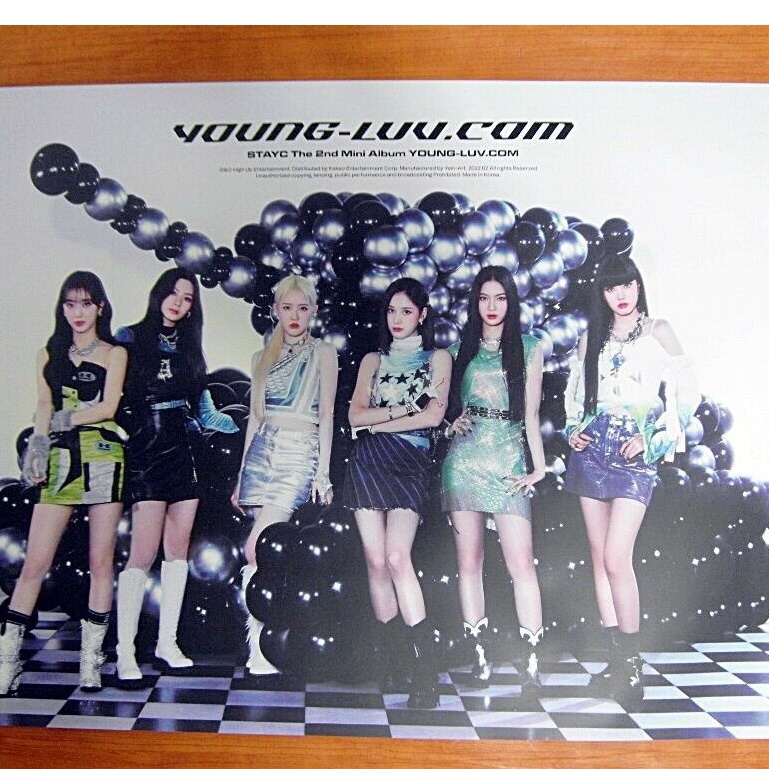 Có sẵn poster ảnh nhóm STAYC hàng officical tặng kèm ống nhựa đựng