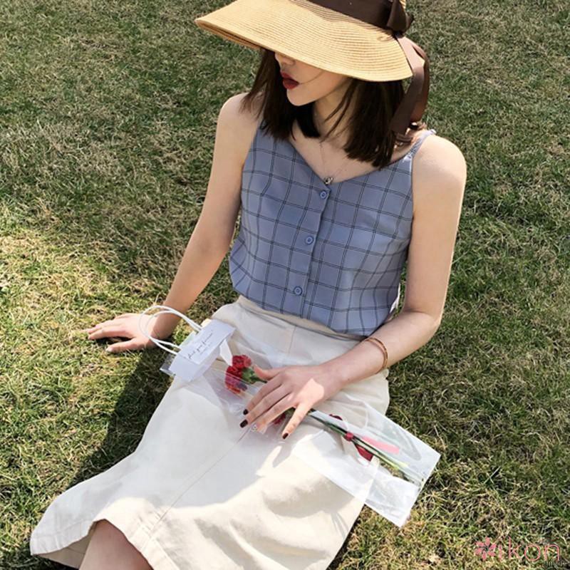Áo hai dây hoạ tiết ca-rô phối nút thiết kế cổ chữ V quyến rũ