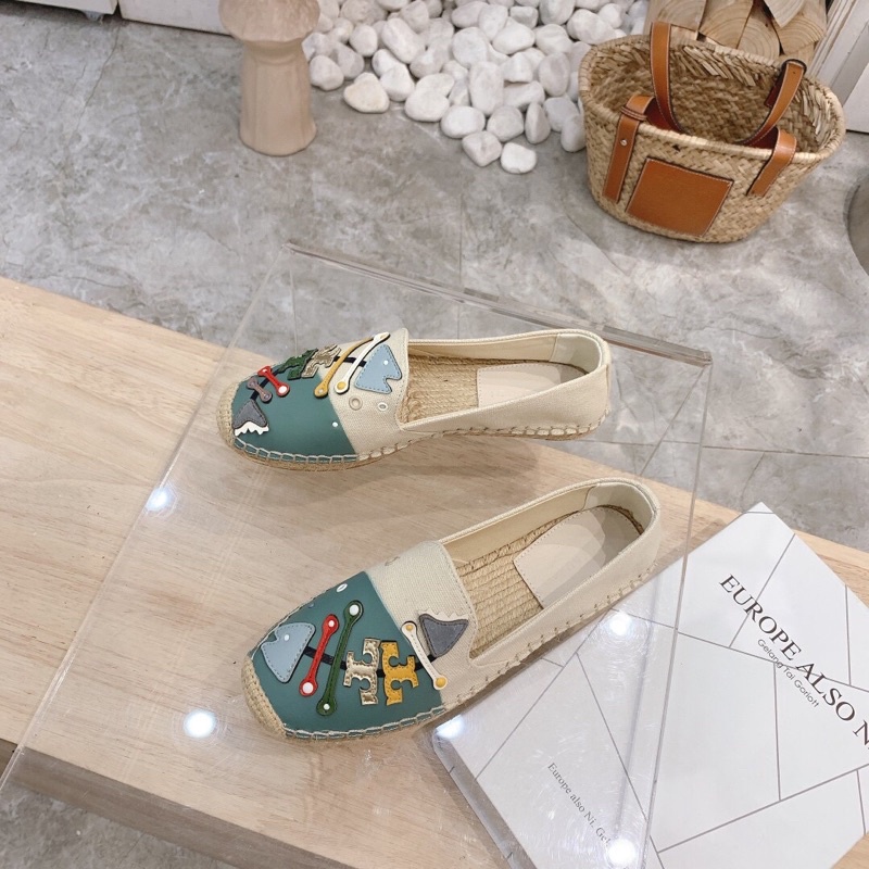 Giày lười mũi tròn nữ Tory Burch vải kết hợp da, logo thêu độc quyền, viền giày được vẽ bằng tay và bền chắc.
