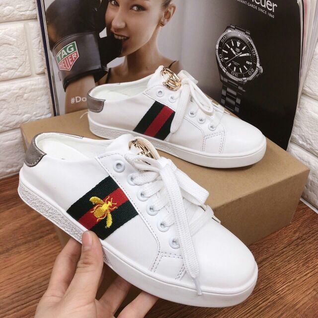 Giày thể thao tag kim loại