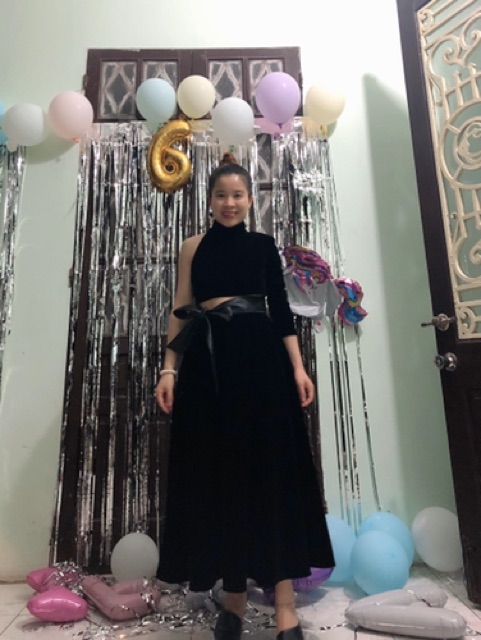 Váy lệch vai nhung đen.