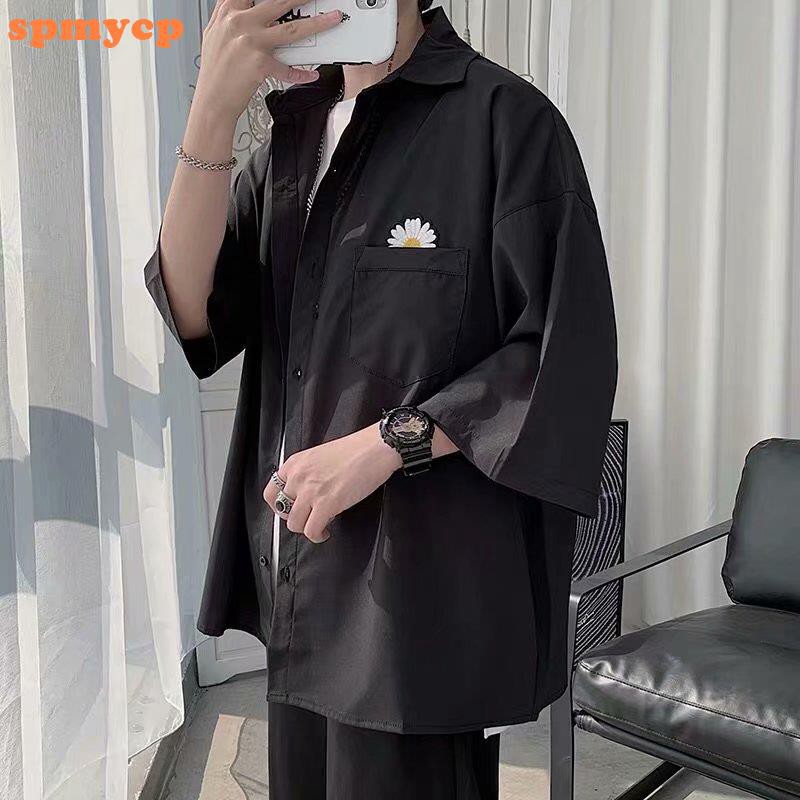 Áo sơ mi tay ngắn dáng rộng họa tiết hoa cúc màu trắng/đen | BigBuy360 - bigbuy360.vn