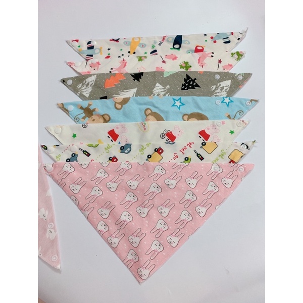 Yếm cổ/ Khăn quàng cổ tam giác cho bé, có cúc bấm tuỳ chỉnh phù hợp với cổ bé.