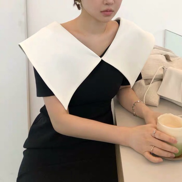Váy đen cổ trắng to
