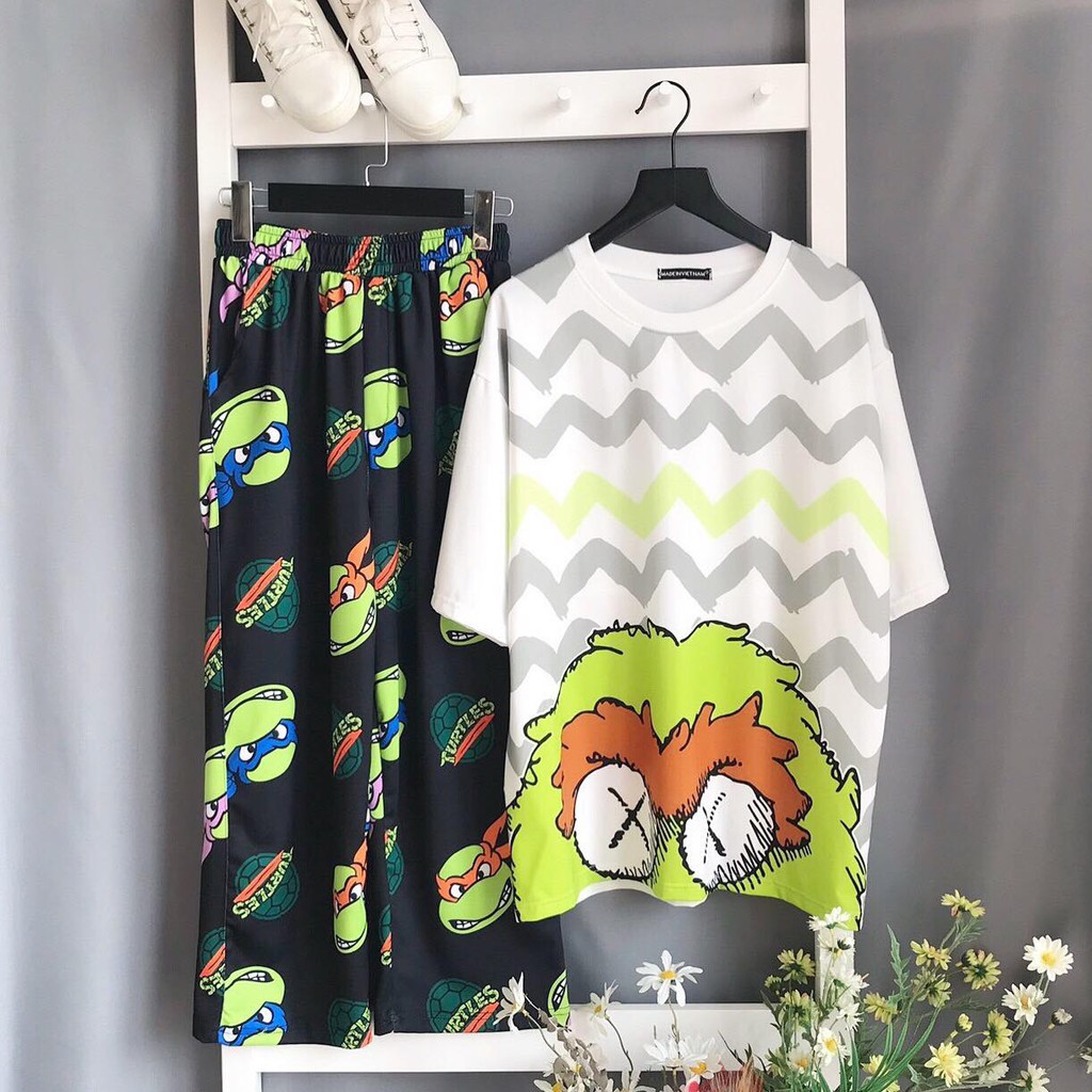 Set áo Kaws 3D + quần dài 2 sọc / cartoon hoạt hình bơ Kaws Seasame Street unisex | BigBuy360 - bigbuy360.vn