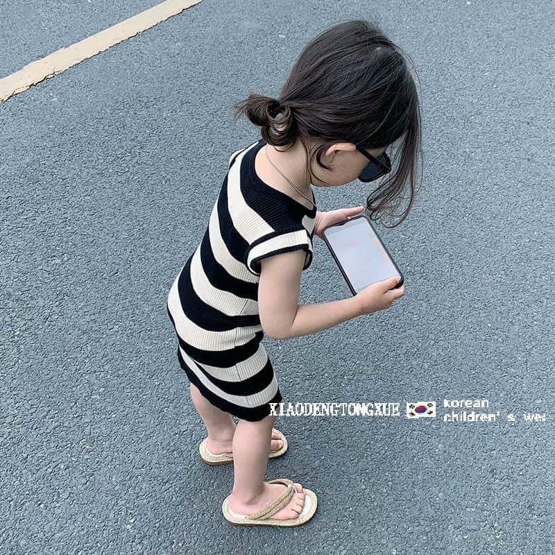 Váy tăm kẻ ngang tay hến cho bé gái