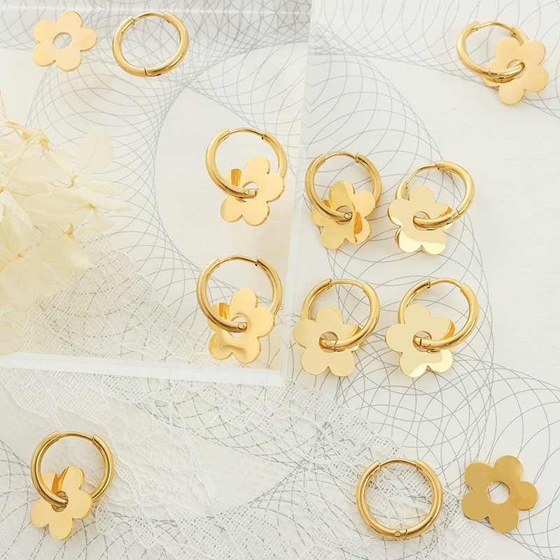 Khuyên tai tròn chất liệu titan mặt hoa 5 cánh không đen gỉ (1 đôi)