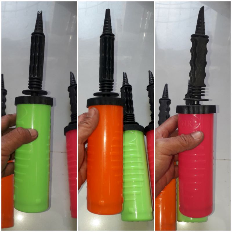 Một cái ống bơm bong bóng cầm tay bằng nhựa dài 30cm