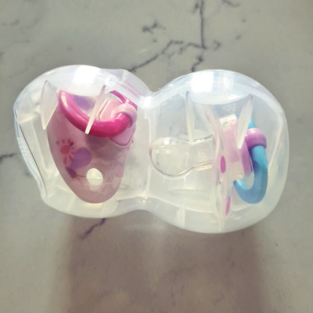 Thanh lý hộp 2 ti ngậm Nuk, mua tại Kid Plaza, đã bóc hộp, chưa sử dụng. Size 0-6M. Mới 99,99%.