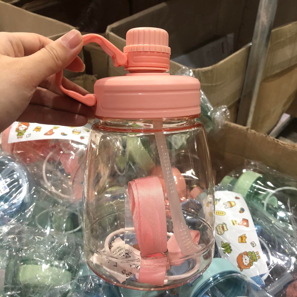 BÌNH ĐỰNG NƯỚC CÓ VÒI KÈM DÂY ĐEO DUNG TÍCH 1300ML TIỆN DỤNG - CÓ STICKER