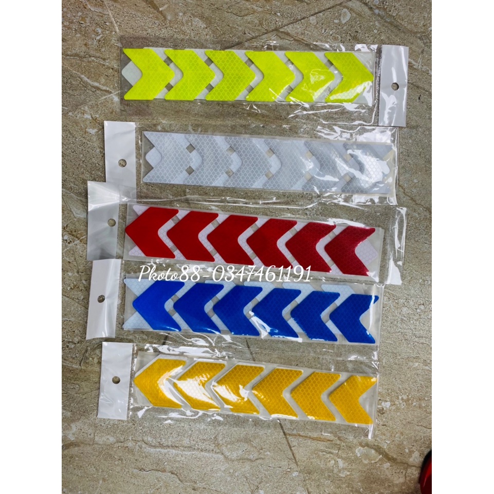 Decal mũi tên dán đuôi xe ô tô có phản quang cảnh báo khoảng cách an toàn-hàng cao cấp bộ 12 miếng