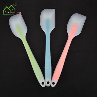 Dụng cụ làm bánh: Spatula phới trộn bột, dẹp đúc nguyên khôi silicon, muôi lật thức ăn