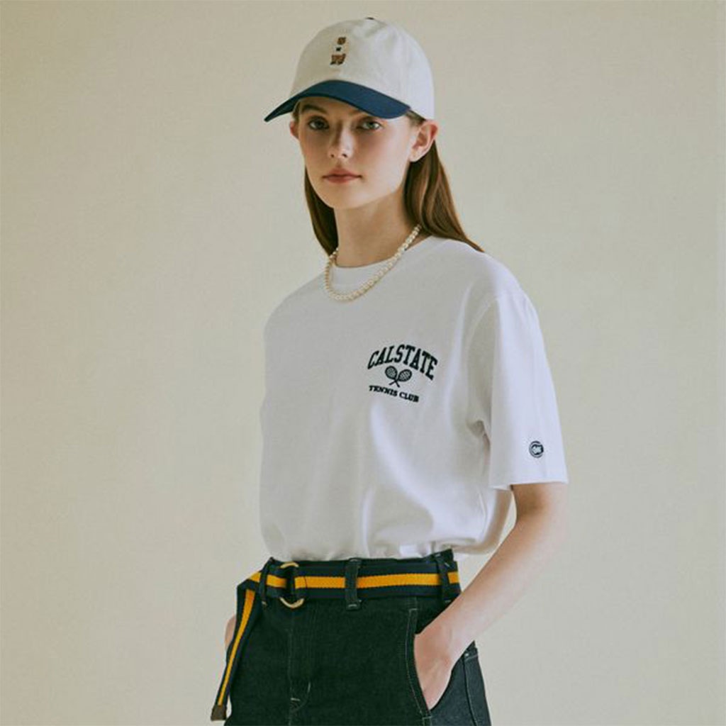 Áo thun WHO.A.U WHRAC2402U thêu chữ CALSTATE Tennis Club thời trang