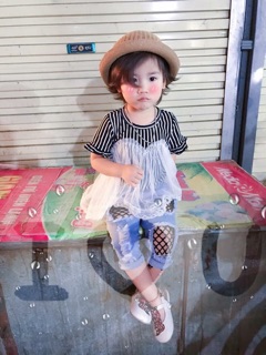(Sale 90k) Quần bò rách cho bé 