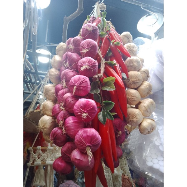 Xâu hành tỏi ớt nhựa mô hình treo trang trí trong tiệm nhìn đẹp như thật