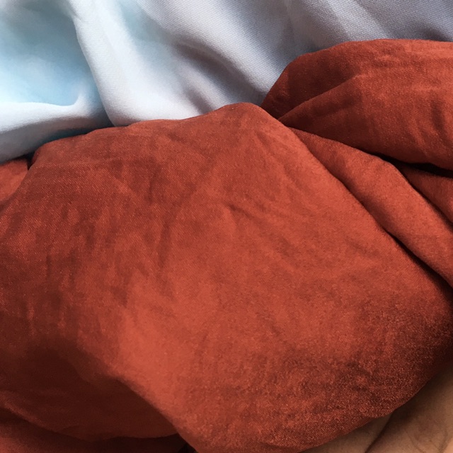 Vải lụa màu cam đất chất mềm rủ mát khúc lẻ 1m x khổ 1,5m của Vải rẻ HB shop