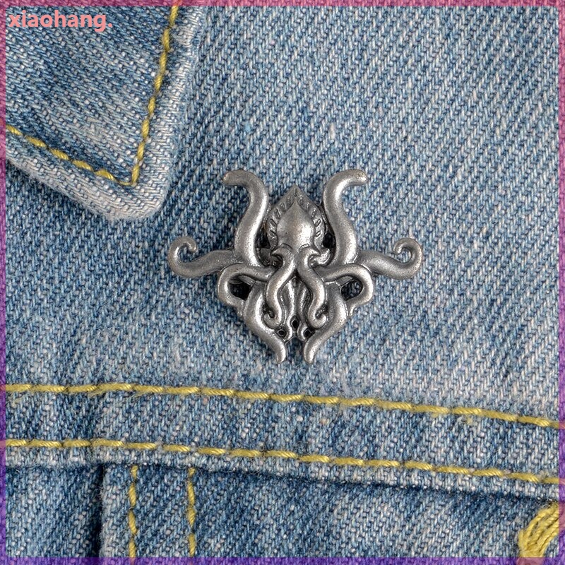 Huy hiệu cài áo hình bạch tuộc trong game Lovecraft