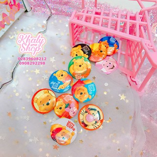 Bộ 2 logo khuy cài áo ngẫu nhiên hình gấu Pooh màu vàng cỡ nhỏ - 10LOPO001