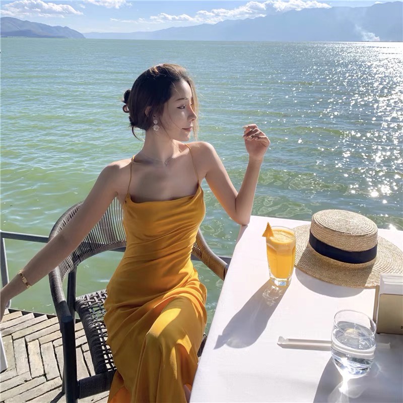 Đầm lụa satin maxi 2 dây hở lưng đi biển màu vàng gợi cảm