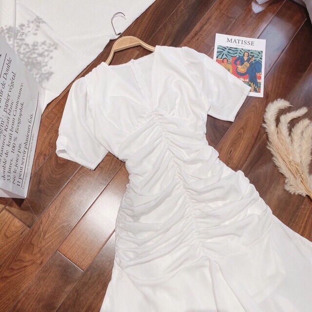 Đầm suông trắng cổ V nhún ngực tay ngắn chất liệu lụa có lót | BigBuy360 - bigbuy360.vn