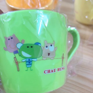 LY NHỰA UỐNG NƯỚC CÓ QUAI CẦM NHIỀU MÀU GIAO NGẪU NHIÊN