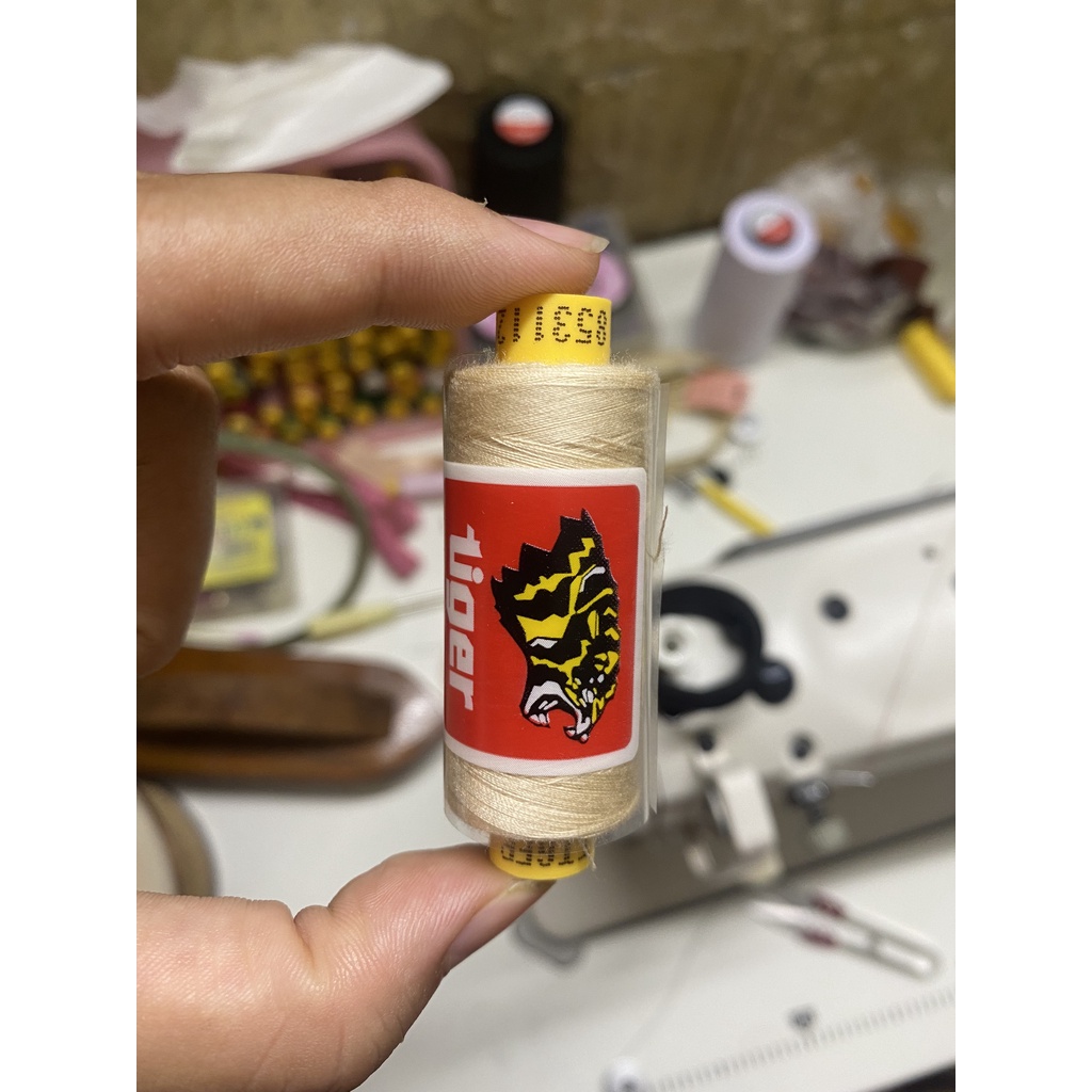 Chỉ may tiger 2 màu trắng đen giá rẻ, chỉ tiger màu | Tiệm May Bí Ngô