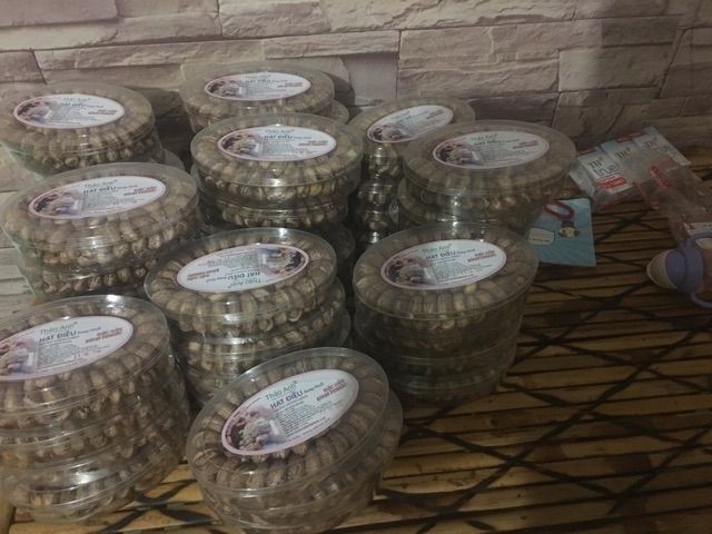 Hạt điều rang muối to ngon xếp đẹp đi biếu tặng | BigBuy360 - bigbuy360.vn