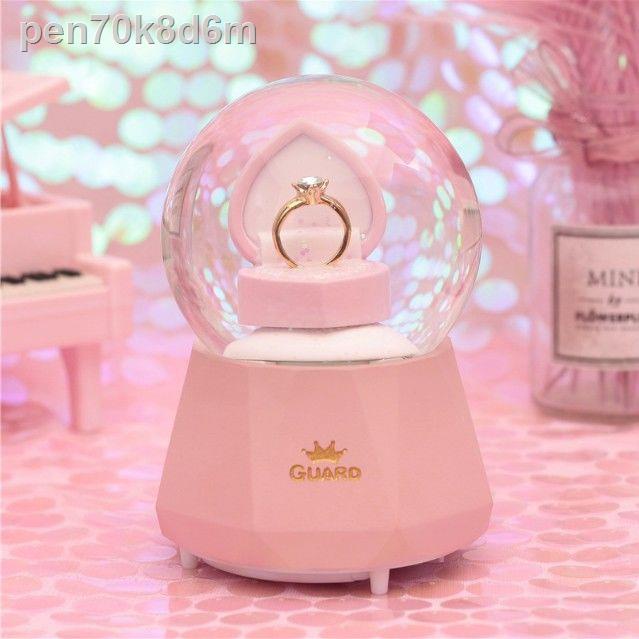 ⊙▫Sáng tạo Đèn lồng và bông tuyết Cặp đôi Nhẫn tình yêu Thủy tinh Quả cầu pha lê Hộp nhạc Cô gái trẻ Quà tặng sinh nhật
