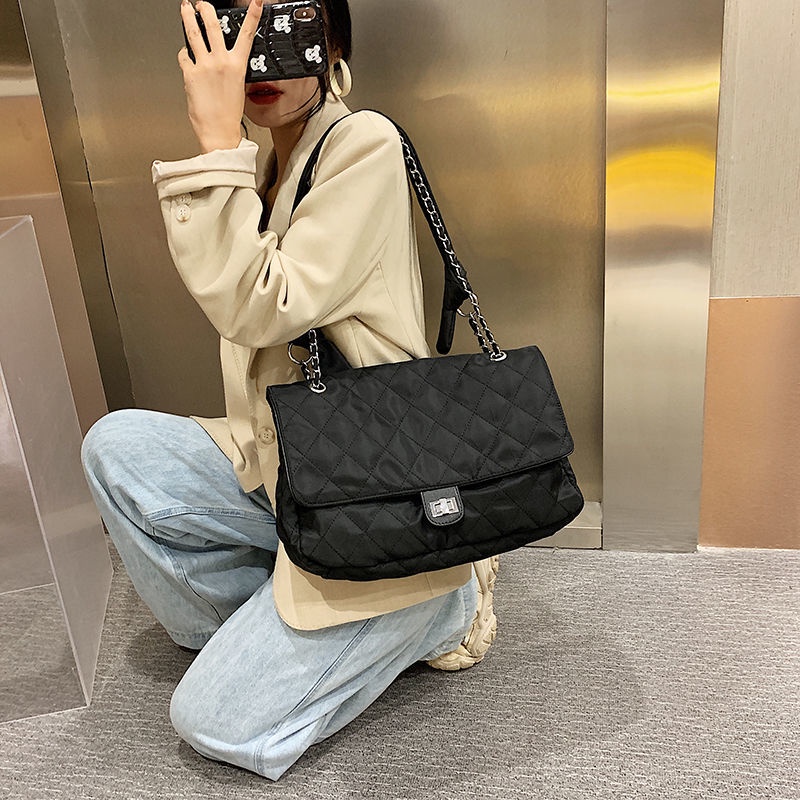 Túi Xách Đeo Vai Vải Oxford Ni Lông Cỡ Lớn Đính Đá Phối Dây Xích Cá Tính Cho Nữ