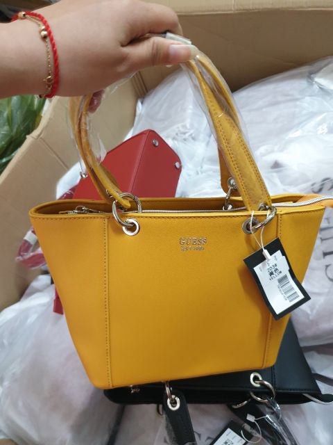 Túi cầm tay guess