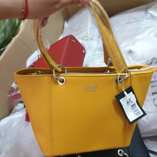 Túi cầm tay guess