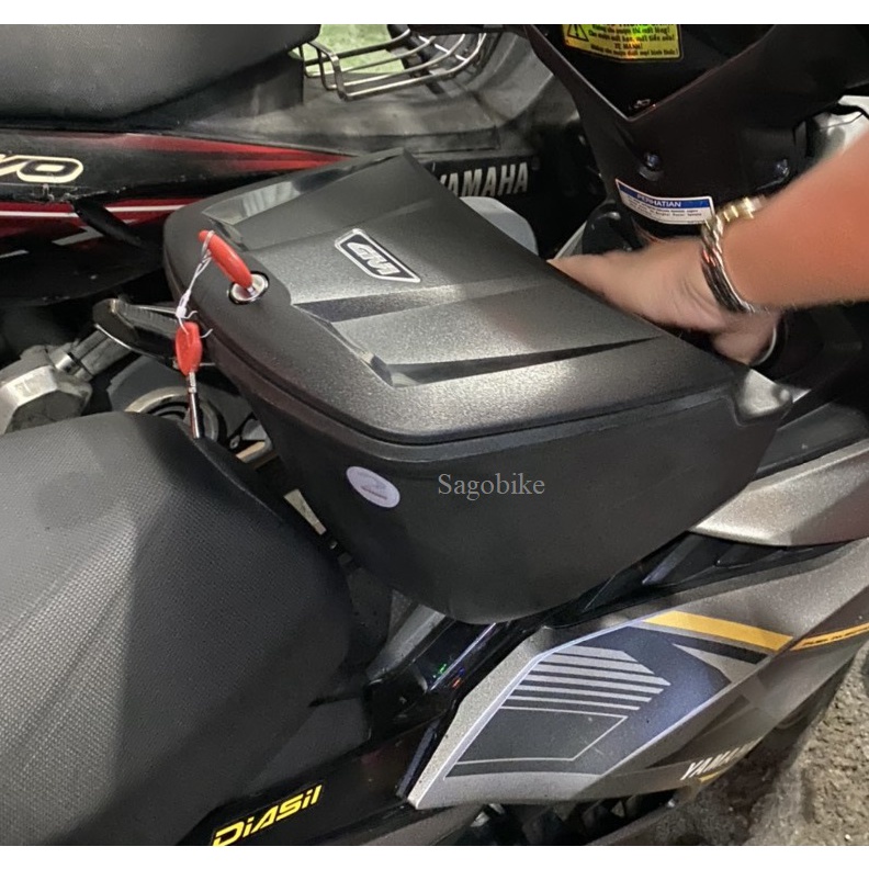 Thùng giữa Exciter 150, thùng Givi G12N kèm bát chuẩn theo xe Exciter 150, hàng Givi chính hãng, bảo hành 2 năm