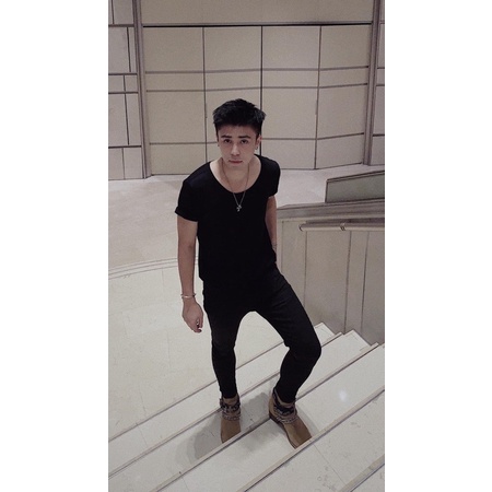 Áo phông nam cổ trễ cotton lụa cao cấp WAGG