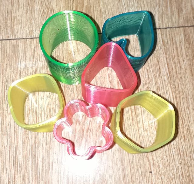 Một cái lò xo bằng nhựa loại 6cm nhiều màu